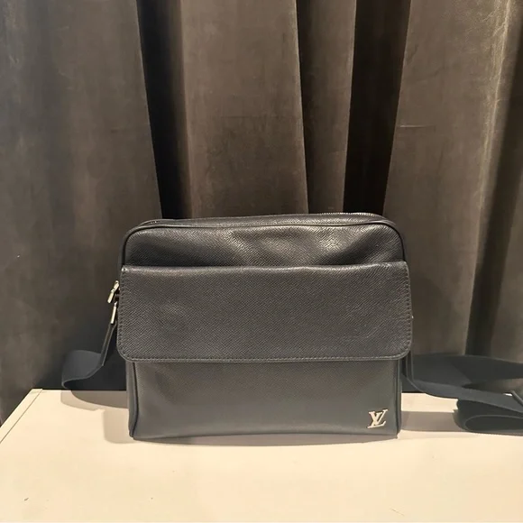 Louis Vuitton Alex Messenger PM Tiaga Leather - Picture 3 of 12